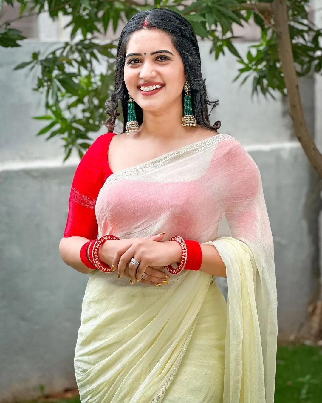 TELUGU TV ANCHOR SRAVANTHI CHOKARAPU STILLS IN WHITE SAREE RED BLOUSE 3